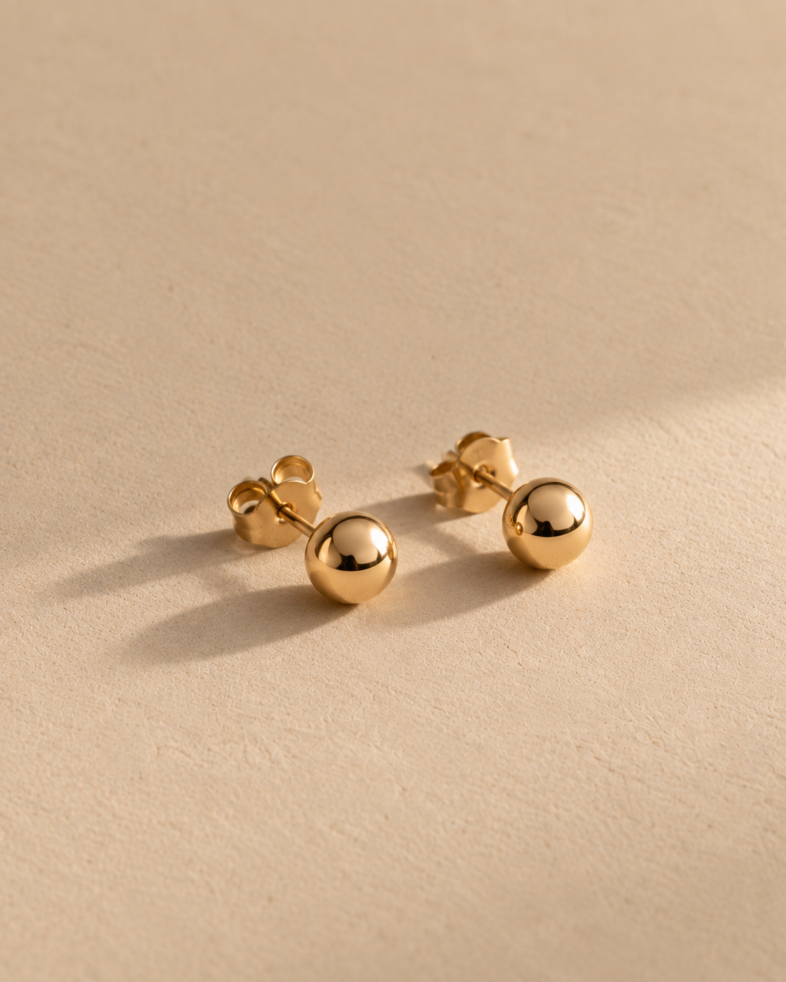 Brinco Esfera em ouro 18k com acabamento espelhado