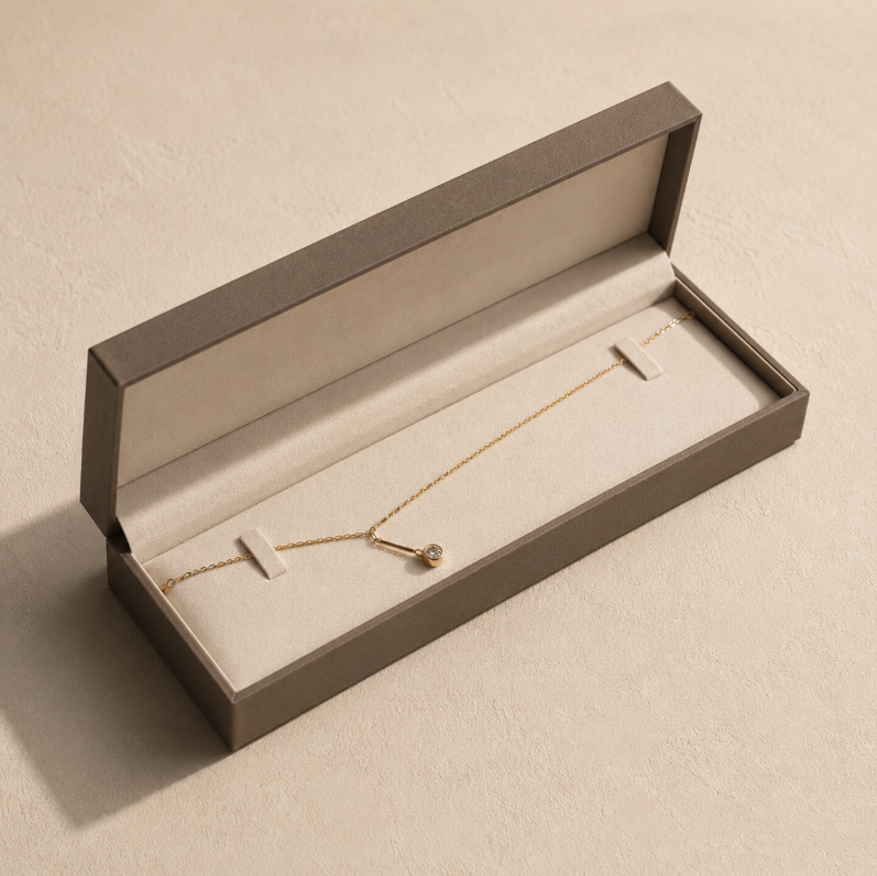 Colar Sussurro em corrente veneziana de ouro 18k na caixa Aura