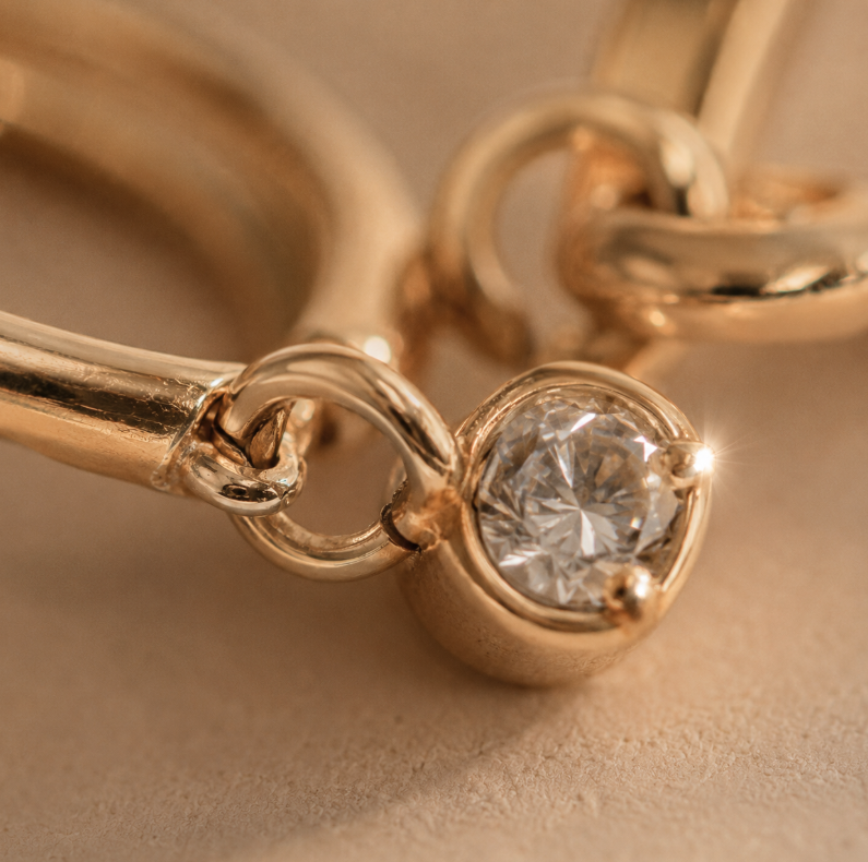 Argolas Fio em ouro 18k sobre fundo neutro