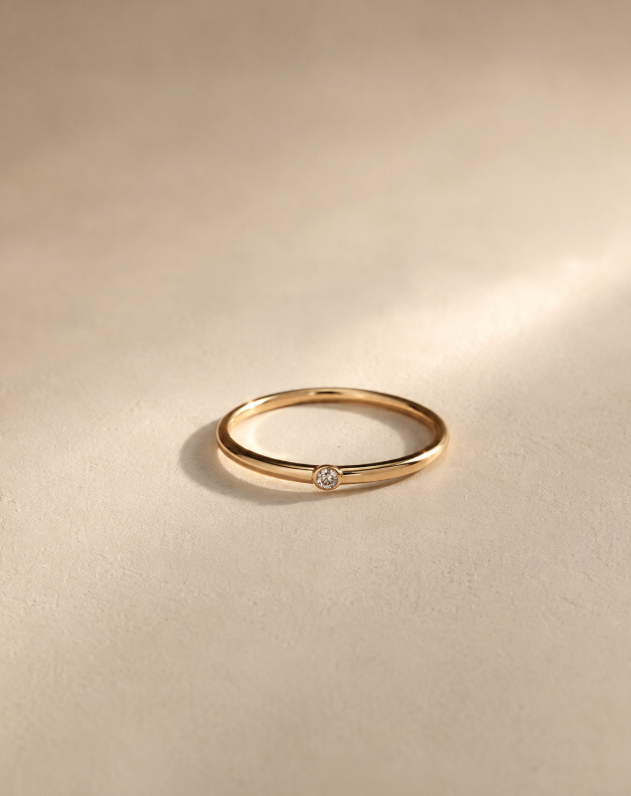 Anel Ponto de Luz em ouro 18k com diamante em bezel